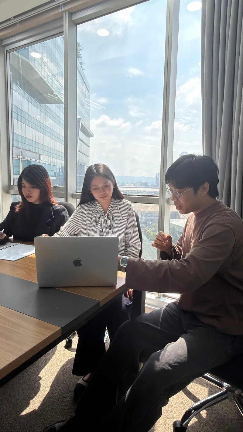 Chloie, Juliana and Patrick meeting around a laptop