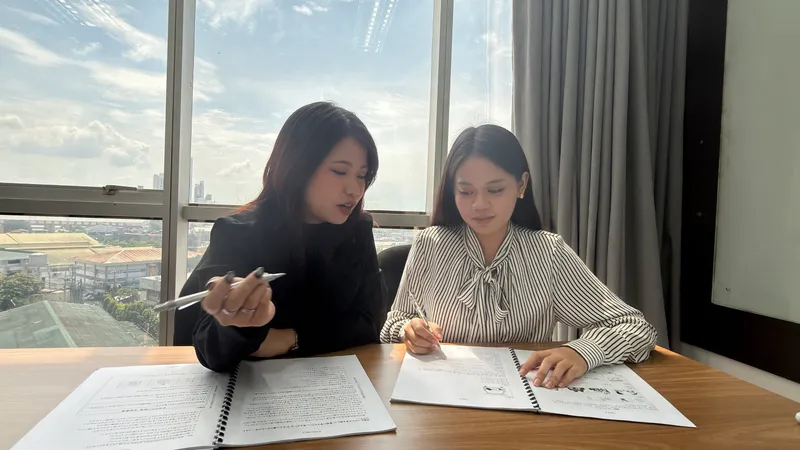 Chloie and Juliana reviewing study materials